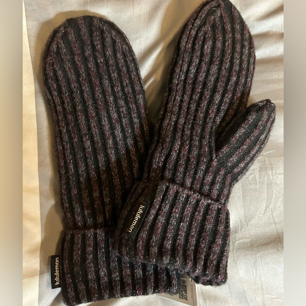 Lululemon mittens